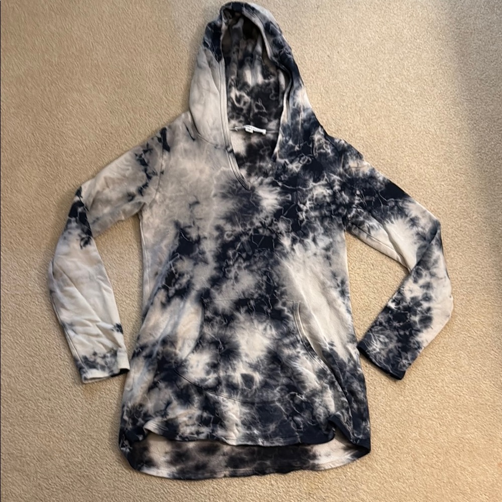 Karen Kane White and Blue Long Sleeve Sweatshirt